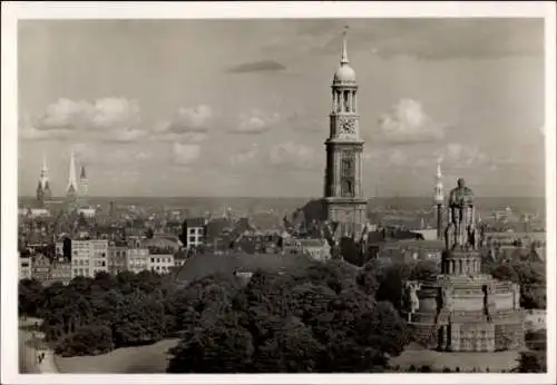 Ak Hamburg Mitte Altstadt, Stadtansicht mit Bismarckdenkmal, Türmen und Wolken über der Stadt