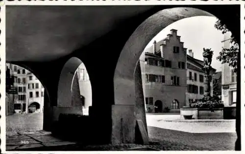 Ak Biel Bienne Kt. Bern, Schöne Architektur, Arkaden, Brunnen, Historische Gebäude, Schwarz-Weiß