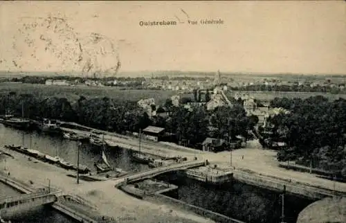 Ak Ouistreham Calvados, Landschaftsaufnahme, Schiffe im Hafen, weite Wiesen und Bäume