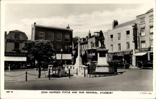 Ak Aylesbury Buckinghamshire England, John Hampden Statue, War Memorial, Stadtbild, Schwarz-Weiß