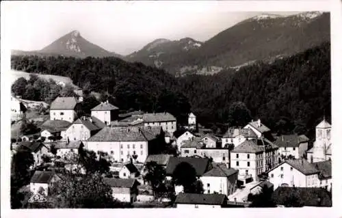 Ak Jougne Doubs, Landschaft mit Bergen, alte Häuser, Dorfansicht, Schwarz-Weiß-Foto