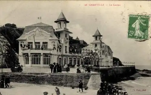 Ak Granville Manche, Le Casino,  Architektur, Menschen in alter Kleidung