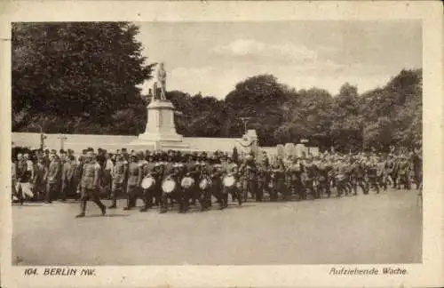 Ak Berlin Tiergarten, Soldatenparade, Aufziehende Wache, Denkmal