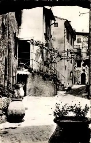 Ak La Turbie Alpes Maritimes, Historische Gasse, Steinmauern, Pflanzen, Töpfe