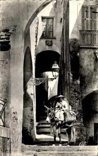 Ak Menton Alpes Maritimes, Eingang zur alten Gasse, Frau auf Esel, Laterne,  Gebäude