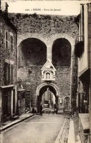 Ak Dinan Côtes-d’Armor, Porte du Jerzual, steinerne Bauten, schmaler Straßenverlauf,  Architektur