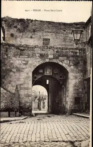 Ak Dinan Côtes-d’Armor, Porte Saint-Louis, alte Stadtmauer, Kopfsteinpflaster,  Architektur
