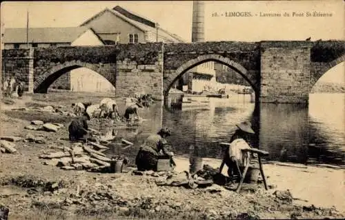 Ak Limoges Haute Vienne, Laveuses am Pont St-Étienne, Frauen waschen Wäsche am Fluss