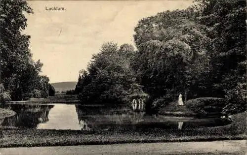 Ak Lucklum Erkerode Niedersachsen, Landschaft mit Teich, Bäume, Frau in weißem Kleid, ruhige Szen