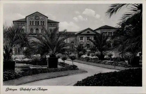 Ak Göttingen in Niedersachsen, Bahnhof mit Anlagen, palmenreiche Umgebung,  Architektur