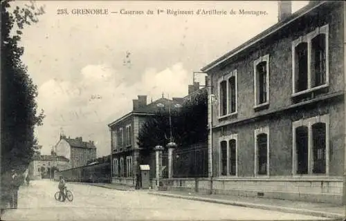 Ak Grenoble Isère, Caserne des 1. Regiments d'Artillerie, Gebäude, Straße, Fahrradfahrer