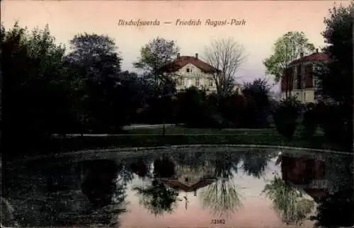 Ak Bischofswerda in Sachsen, Friedrich August-Park, Häuser, See, Bäume, Abendstimmung