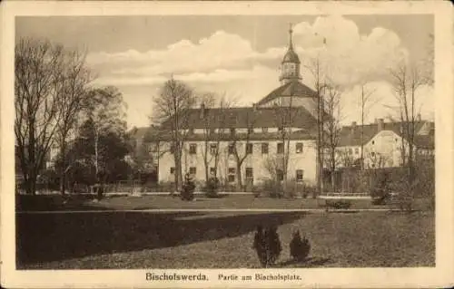 Ak Bischofswerda im Kreis Bautzen, Partie am Bischofsplatz, Kirche