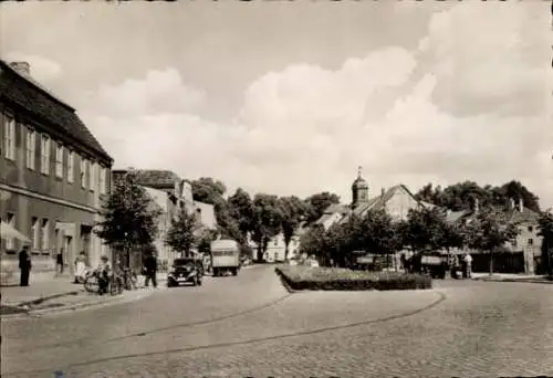 Ak Oranienburg in Brandenburg, Stadtansicht mit Straßenkurve, Bäume, alte Gebäude, Oldtimer, blau