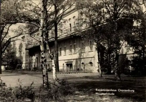 Ak Oranienburg in Brandenburg, Kreiskrankenhaus  Hauptgebäude, Bäume im Vordergrund
