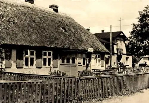 Ak Bodstedt Fuhlendorf Vorpommern, Reetdachhäuser, Gartenzaun,  Architektur, ländliche Umgebung