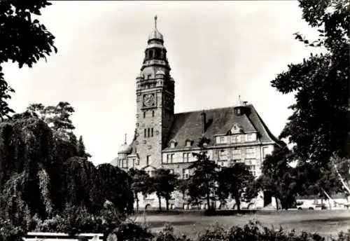 Ak Wittenberge an der Elbe Prignitz, Rathaus,  Architektur, schwarz-weiß Fotografie, Gartenanlage