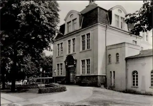 Ak Wittenberge an der Elbe Prignitz, Krankenhaus, Architektur, Grünanlagen, Schwarz-Weiß-Foto