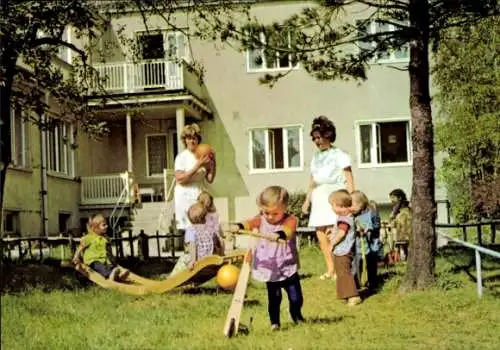 Ak Reichenbach im Vogtland, Spielplatz mit Kindern, Gebäude im Hintergrund, Frauen mit Kindern