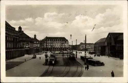 Ak Karlsruhe in Baden, Bahnhofplatz   aufnahme, Straßenbahnen, Autos