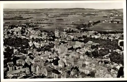 Ak Kempten im Allgäu Schwaben, Luftaufnahme von  Stadtansicht, Kirchen, Landschaft