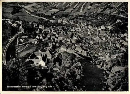 Ak Niederstetten in Baden Württemberg, Luftaufnahme von  mehrere Häuser und Landschaft