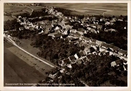 Ak Gussenstadt Gerstetten in Württemberg, Luftaufnahme von  Häuser, ländliche Umgebung, Nebenbahn