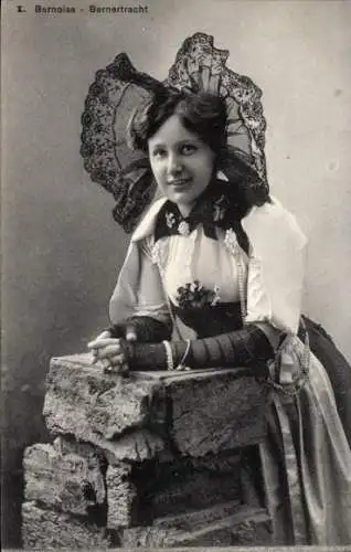 Ak Berner Tracht, Frau in Tracht