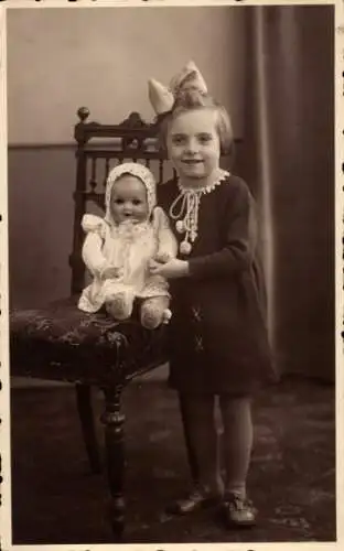 Foto Ak Mädchen mit Puppe, Portrait