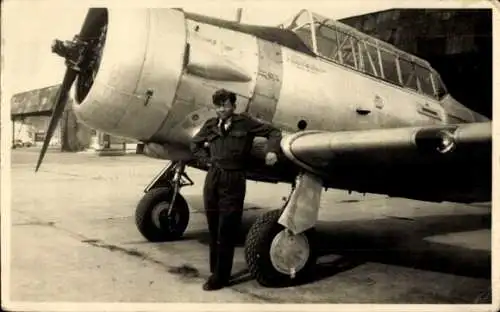 Foto Pilot am Flugzeug, Flughafen, Jahr 1948