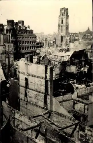Ak Rotterdam Südholland Niederlande, Ruinenstadt, zerstörte Gebäude, Turm der Kirche, Erasmushuis