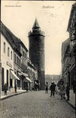 Ak Bautzen in der Oberlausitz, Wendische Straße,  r Turm, Menschen auf der Straße