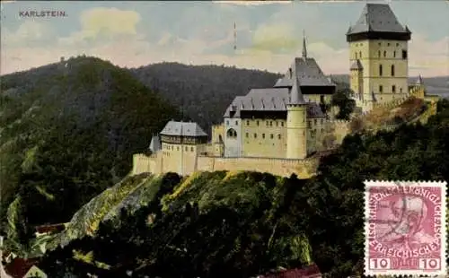 Ak Karlštejn Karlstein Mittelböhmen, Burg  Umgebung von Bergen, farbige , Stempel