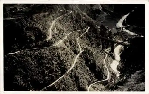 Ak Amsteg Silenen Kanton Uri, Landschaft mit Straße, Fluss und Brücke, schwarz-weiße Fotografie, 
