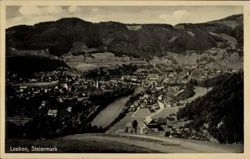 Ak Leoben Steiermark, Landschaftsaufnahme, Stadtansicht, Fluss, Berge