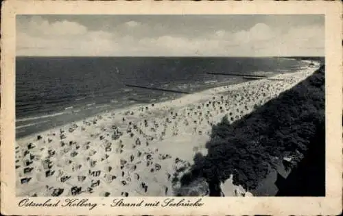 Ak Kołobrzeg Ostseebad Kolberg Pommern, Strand mit Seebrücke, Ostseebad  viele Strandkörbe, weite