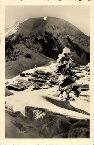 Ak Berwang in Tirol, Schneebedeckte Landschaft, Berge, kleine Ortschaft, Nadelbaum, Winter