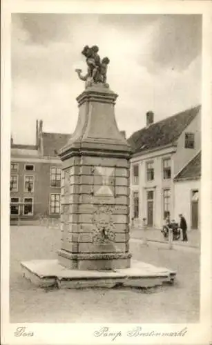 Ak Goes Zeeland Niederlande, Brunnen mit Statue, Gebäude im Hintergrund,  in 