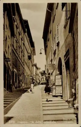 Ak Lugano Kanton Tessin Schweiz, Straße in  Hotel Merkur, geschäftige Atmosphäre, Altstadtarchite