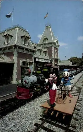 Ak Anaheim Kalifornien USA, Disneyland, Mickey und Donald am Bahnhof