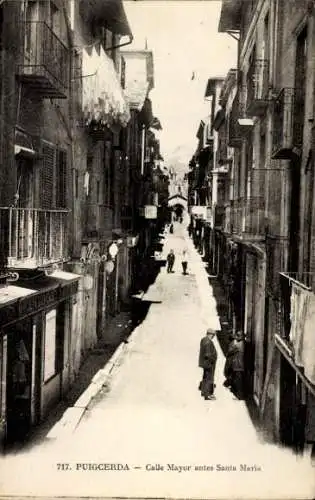 Ak Puigcerda Katalonien, Straße mit Häusern, Gehweg, Menschen, Balustraden, Gebäude