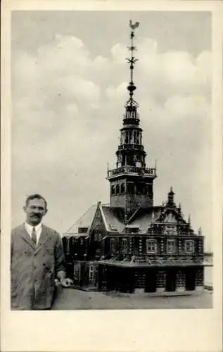 Ak Alkmaar Nordholland Niederlande, Mann mit Anzug, Wasserturm, Architektur,  