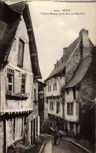 Ak Dinan Côtes-d’Armor, Alte Häuser Rue du Petit-Port,  Architektur, malerische Straße