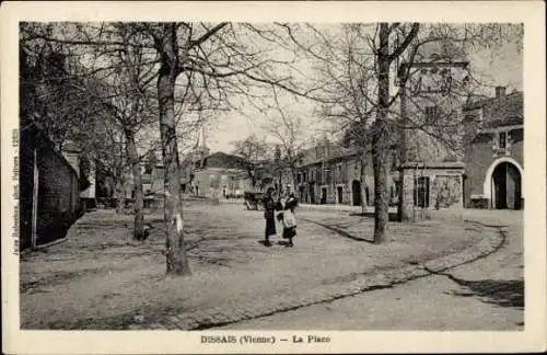 Ak Poitiers Vienne, Platz mit Bäumen, Personen in r Kleidung, schwarze und weiße Fotografie
