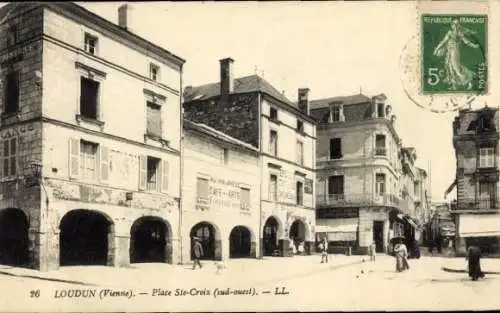 Ak Loudun Vienne, Loudun (Vienne), Platz Ste-Croix,  Gebäude, Cafe-Arts, Straßenansicht