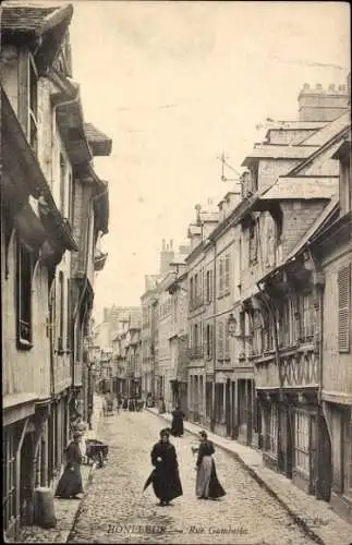 Ak Honfleur Calvados, Straße mit Kopfsteinpflaster,  Gebäude, Frauen in n Kleidern