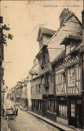 Ak Honfleur Calvados, Straßenansicht mit charmanten Fachwerkhäusern, Rue Gambetta