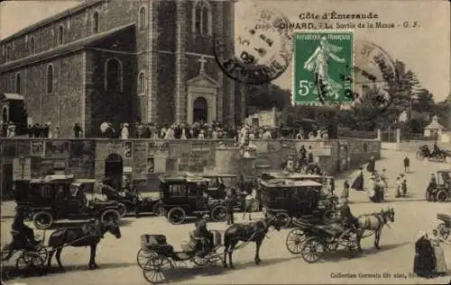 Ak Dinard Ille et Vilaine, Kirche, Menschenmenge, alte Autos, Frankreich, DINARD, Ausgang der Mes