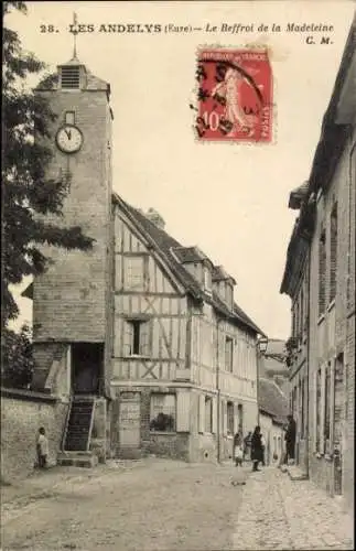 Ak Les Andelys Eure, Beffroi de la Madeleine, Uhrturm, Straßenansicht, Personen, Architektur