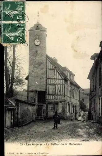 Ak Les Andelys Eure, Historisches Gebäude, Uhrturm, Kopfsteinpflasterstraße, Schwarz-Weiß-Foto